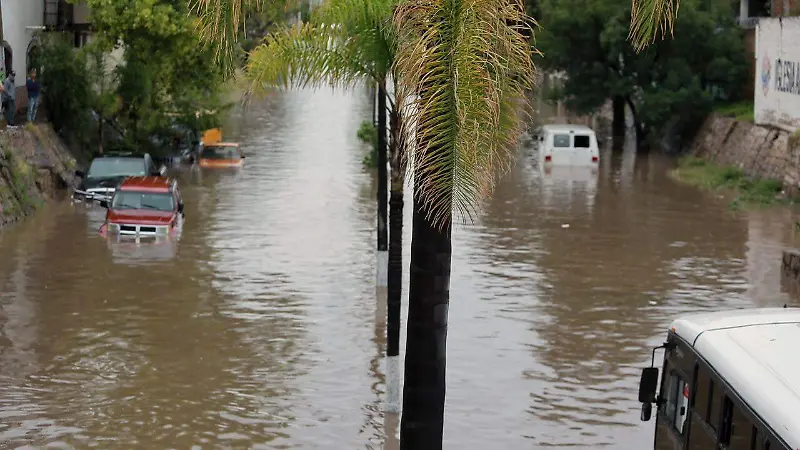 Intensas lluvias provocan inundación en el bulevar Primo de Verdad de la ciudad de Durango 